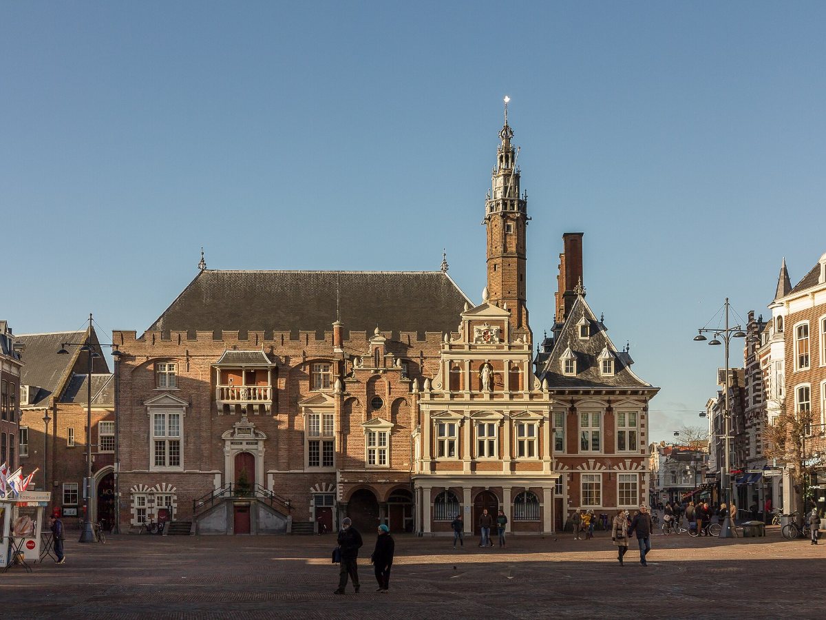 De Grote Kerk en het kasteel van Haarlem weerspiegeld in het water